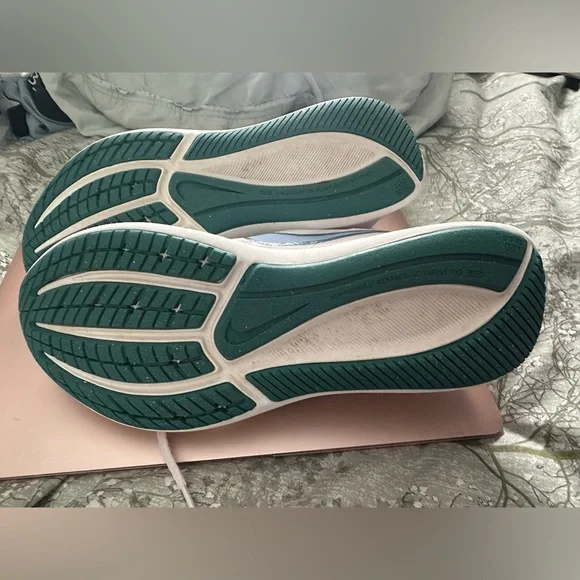Nike Girls Starrunner Sneakers. Size 4 - Picture 2 of 4